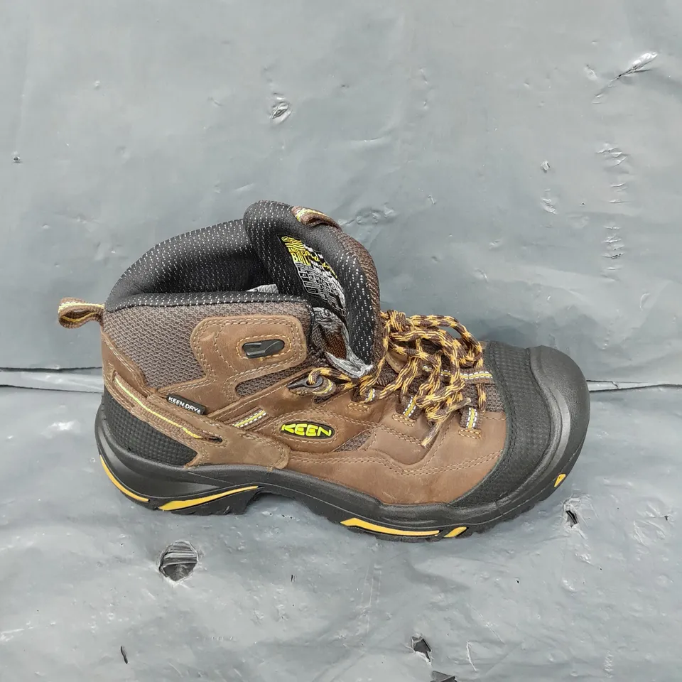 PAIR OF KEEN UTILITY SAFETY BOOTS - 7.5