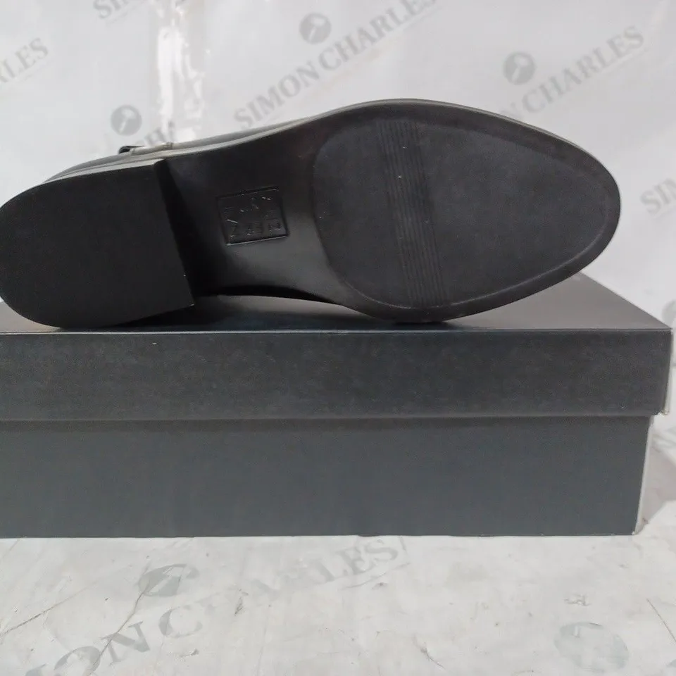 BOXED PAIR OF NATURALIZER LOW HEEL SIDE-ZIP SHOES IN BLACK UK SIZE 6