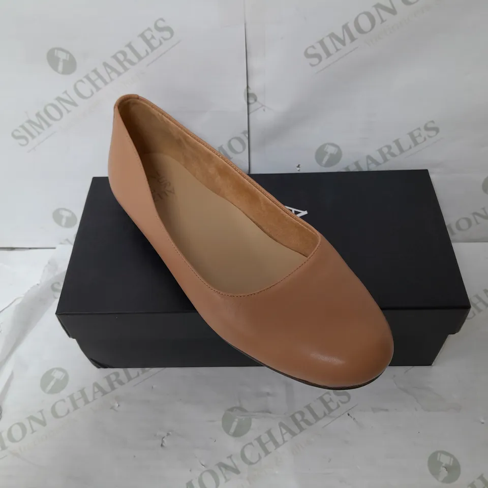 NATURALIZER LEATHER BALLET FLAT SHOE IN CORAL SIZE 7