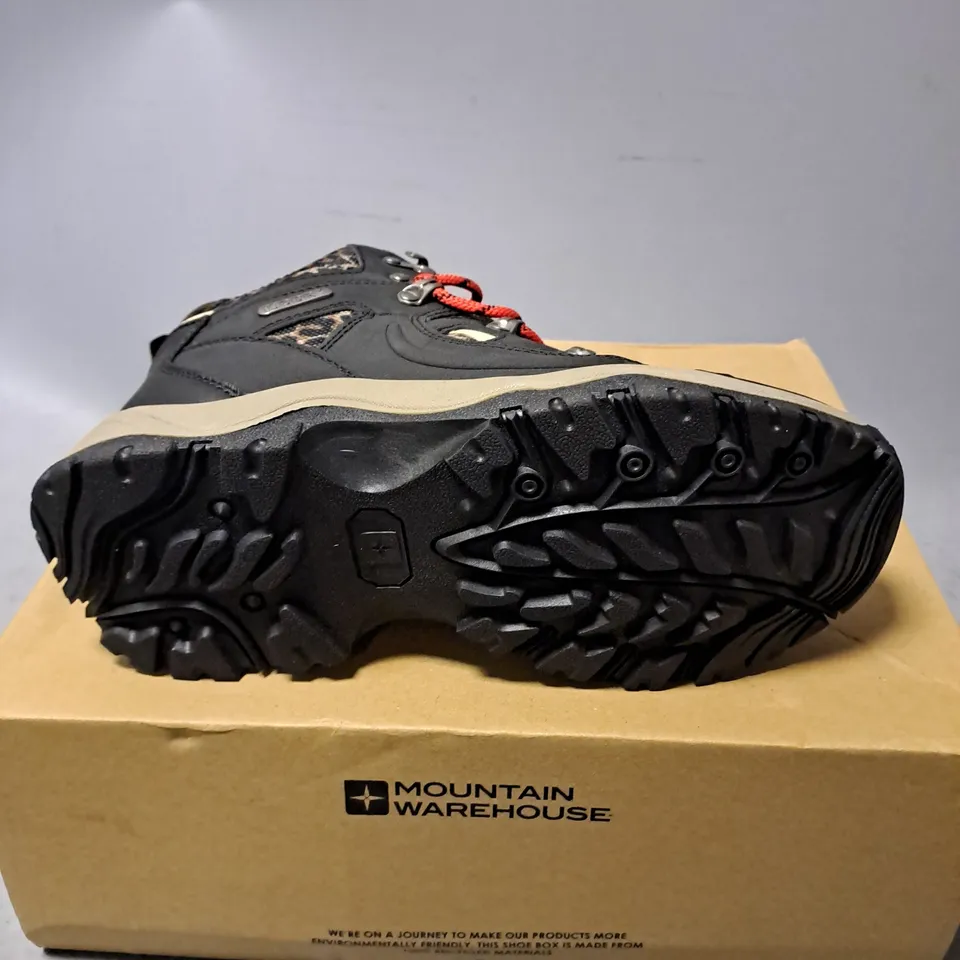 BOXED MOUNTAIN WAREHOUSE WALKING BOOT IN BLACK - UK 5.5 