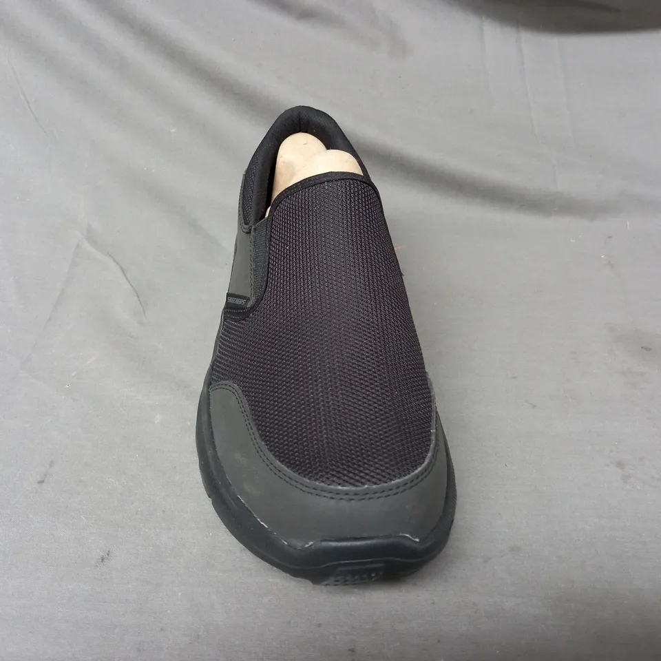 BOXED PAIR OF SKECHERS TRAINERS IN BLACK SIZE 10