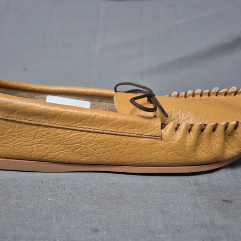 BOXED PAIR OF MOKKERS GORDON LOAFERS IN TAN SIZE 11