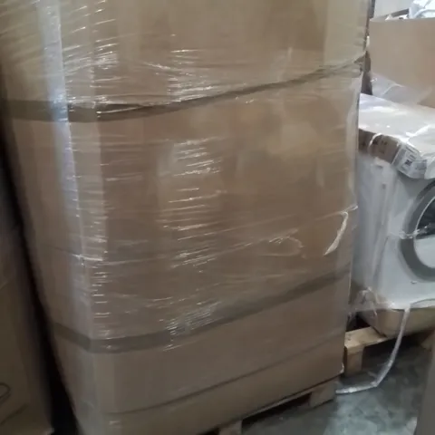 PALLET CONTAINING A LARGE QUANTITY OF PILLOWS 