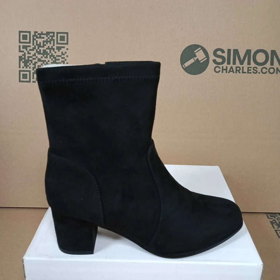 BOXED PAIR OF SHOES BY EMMA BLACK SUEDE ANKLE BOOT WITH BLOCK HEEL – UK 7 