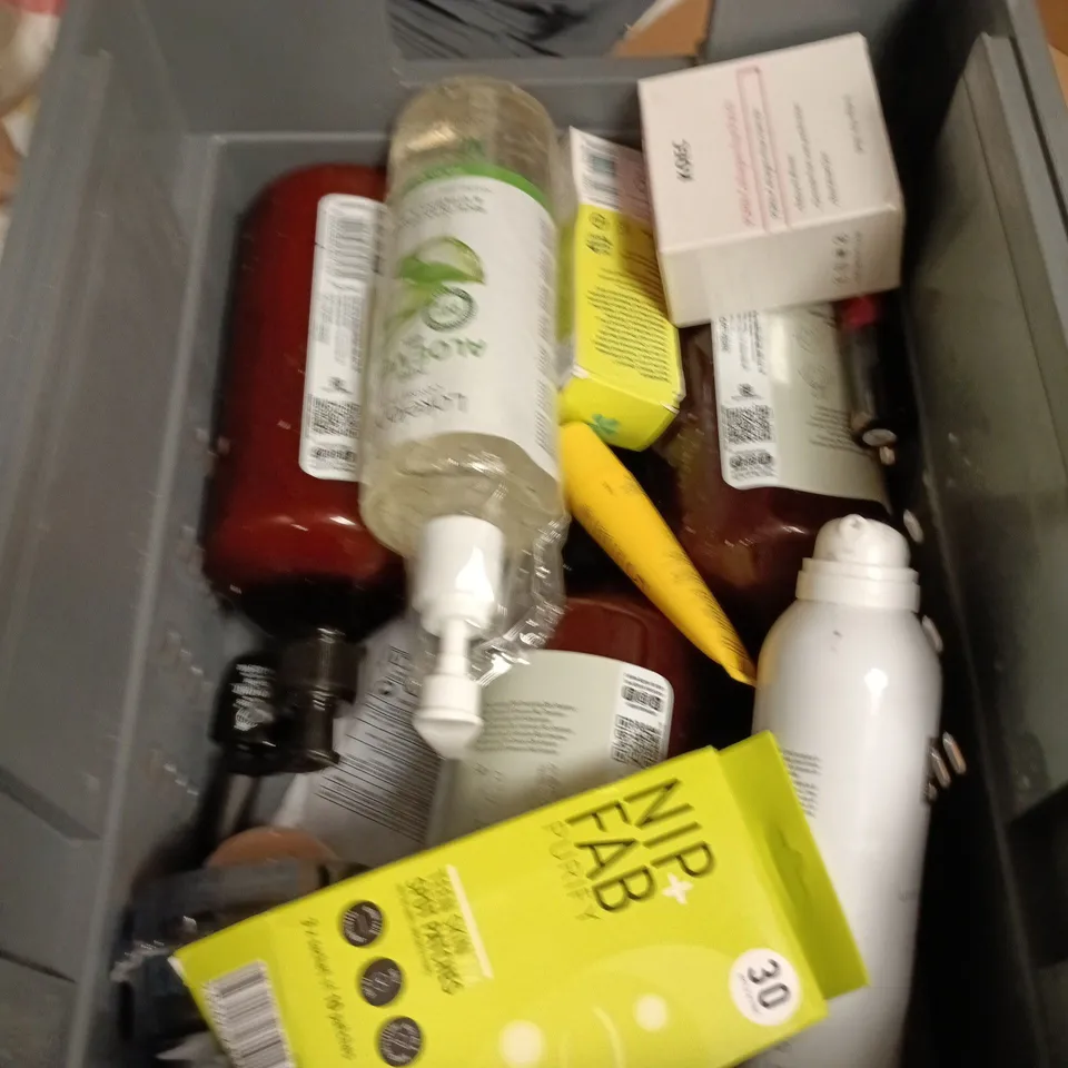 APPROXIMATEY 20 ASSORTED HEALTH AND BEAUTY PRODUCTS TO INCLUDE - RITUALS BATH FOAM - LUMENE LIQUID BLUSH AND NIVEA BODY LOTION