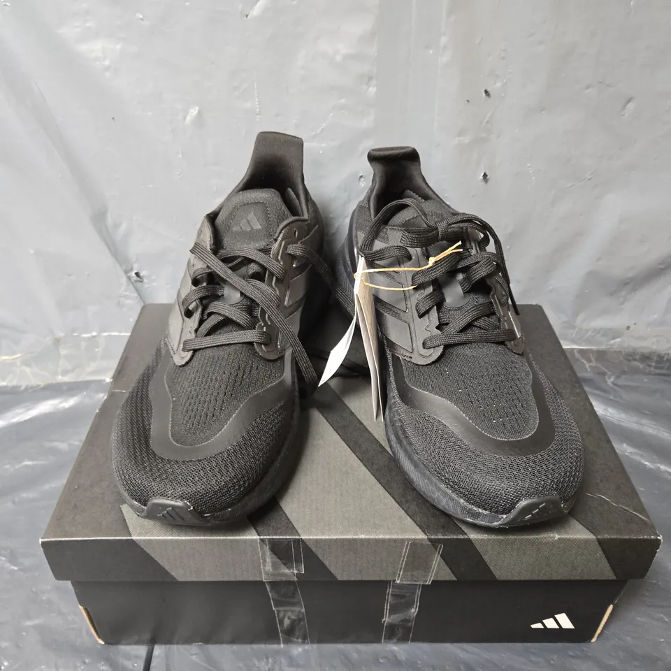 BOXED PAIR OF ADIDAS PUREBOOST 5 TRAINERS IN BLACK - UK 9