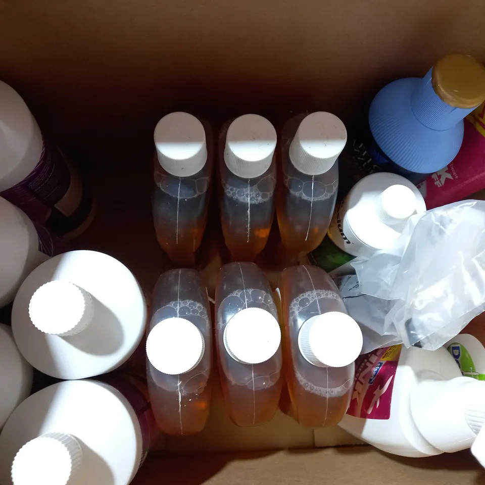 BOX OF APPROXIMATELY 20 ASSORTED HOUSEHOLD ITEMS TO INCLUDE FABULOSA LAUNDRY CLEANSER, GORILLA WOOD GLUE, GOO GONE GOO & ADHESIVE REMOVER, ETC