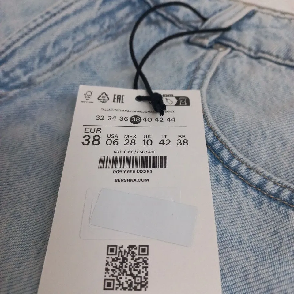 BERSHKA WOMEN'S LIGHT-WASH DENIM SHORTS – UK 10 (EU 38)