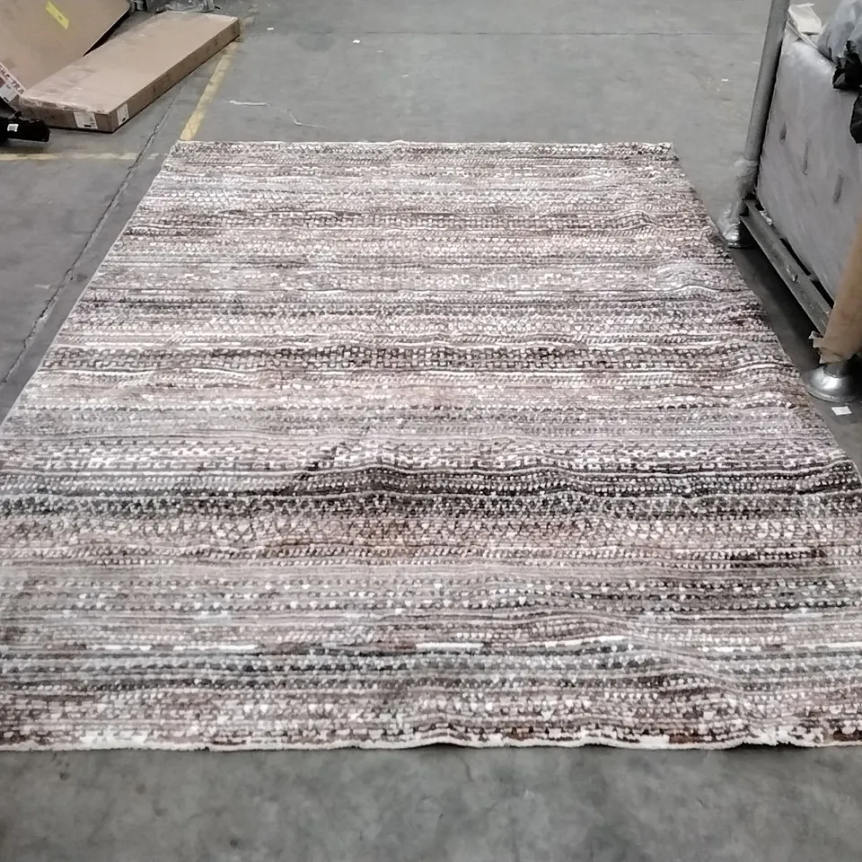 QUALITY DESIGNER AREA RUG - APPROXIMATELY 235 x 320cm