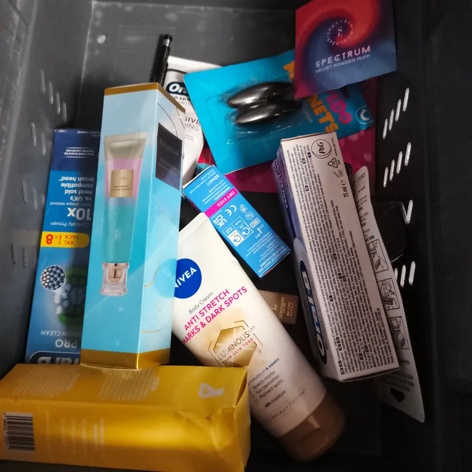 APPROXIMATEY 20 ASSORTED HEALTH AND BEAUTY PRODUCTS TO INCLUDE - BULLDOG SHOWER GEL - TROPIC ILLUMA - MY LITTLE COCO CURLING CUSTARD - ETC