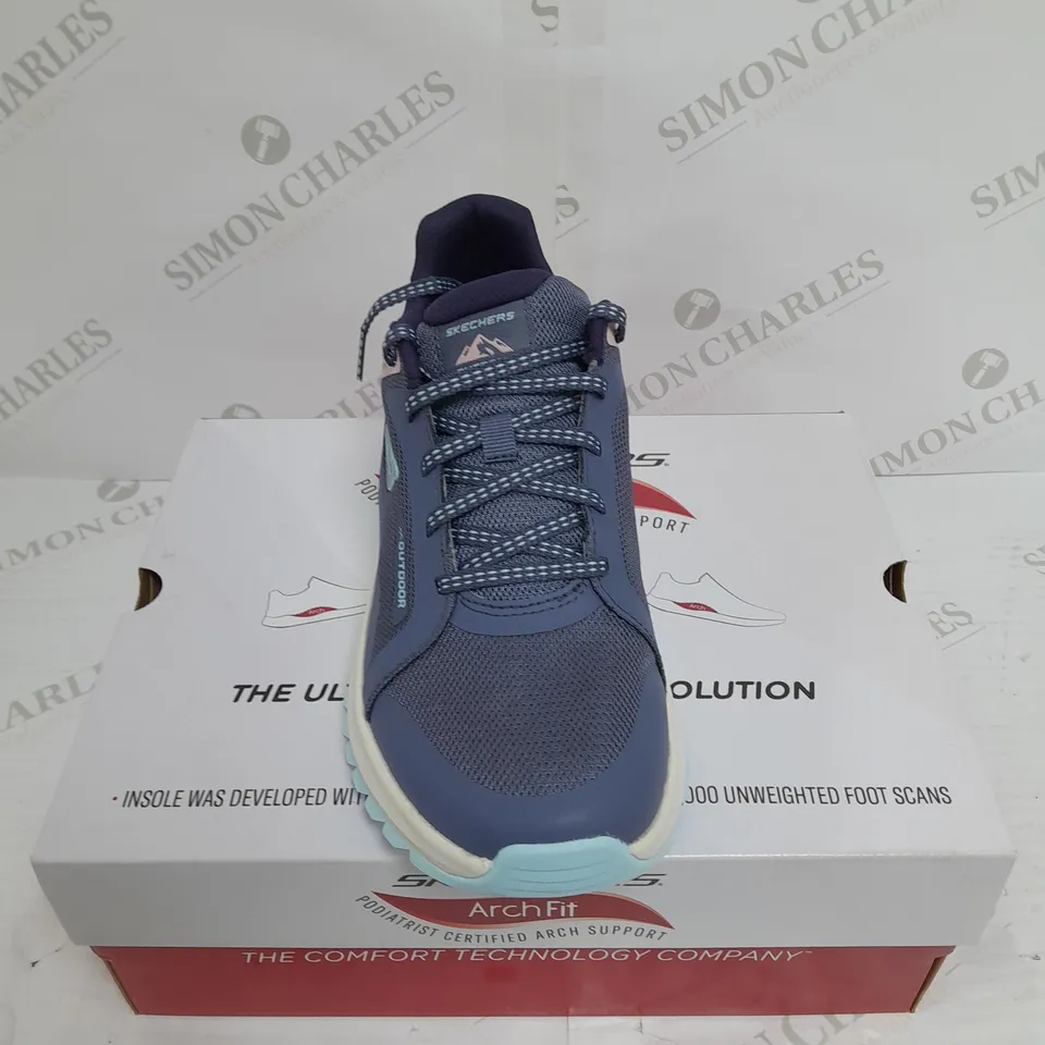 BOXED PAIR OF SKETCHERS SIZE 6 TRAINERS 