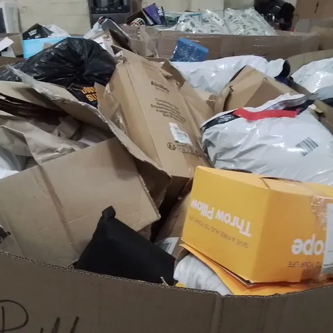 PALLET CONTAINING A LARGE QUANTITY OF PILLOWS