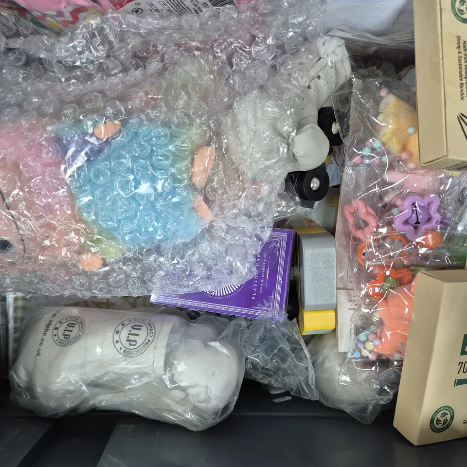 APPROXIMATELY 10 ASSORTED TOYS AND GAMES TO INCLUDE STAMPERS, BRACELET MAKING KIT, ETC