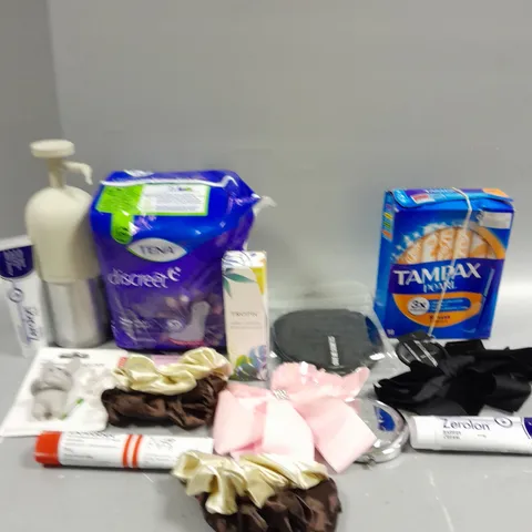 APPROXIMATELY 15 ASSORTED COSMETICS AND BEAUTY ITEMS TO INCLUDE TAMPAX, BOBBLES AND ZEROLON