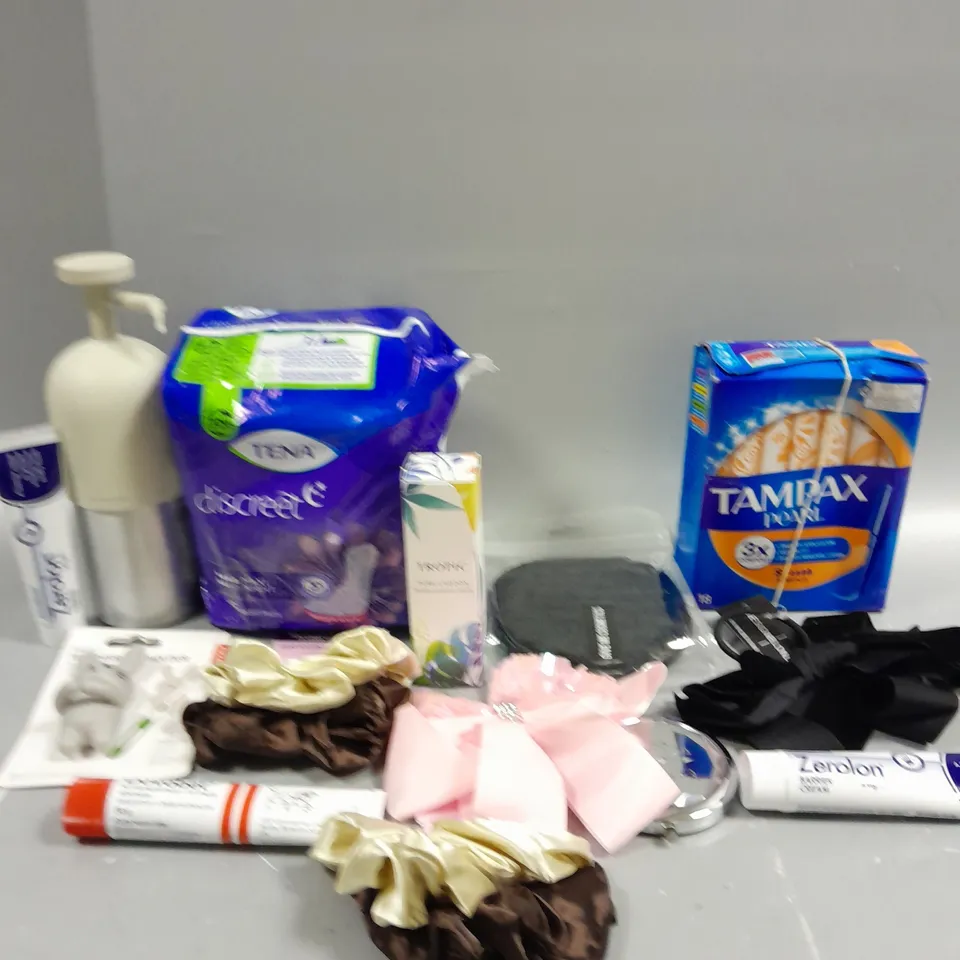 APPROXIMATELY 15 ASSORTED COSMETICS AND BEAUTY ITEMS TO INCLUDE TAMPAX, BOBBLES AND ZEROLON