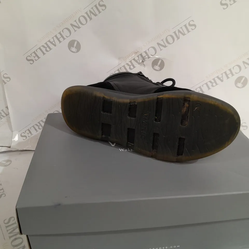 VIONIC WHITEY HIKER BOOTS BLACK SIZE 4.5 