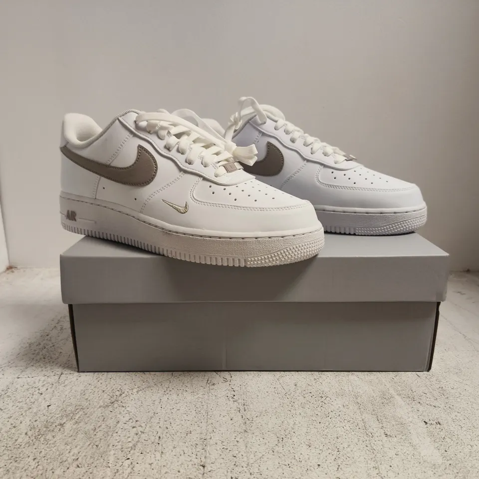 BOXED PAIR OF NIKE AIR FORCE 1 '07 TRAINERS IN WHITE/GREY SIZE UK 8.5