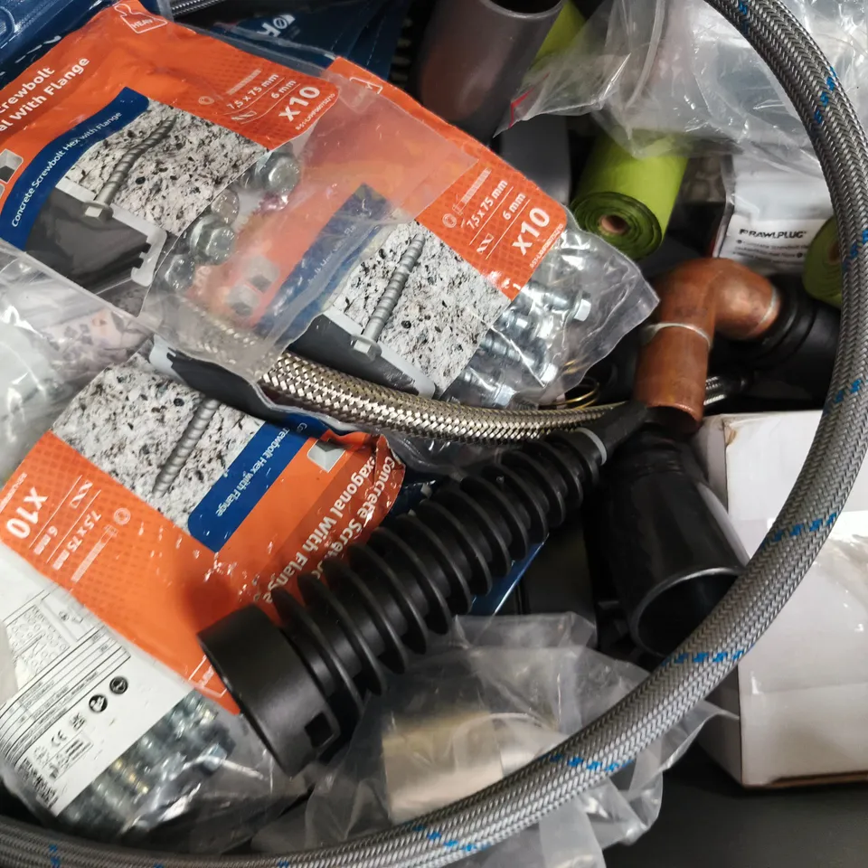 APPROXIMATELY 10 ASSORTED HOUSEHOLD ITEMS TO INCLUDE NUTSCENE GREENTWIST GARDEN TWINE, CONCRETE SCREWBOLT, ETC