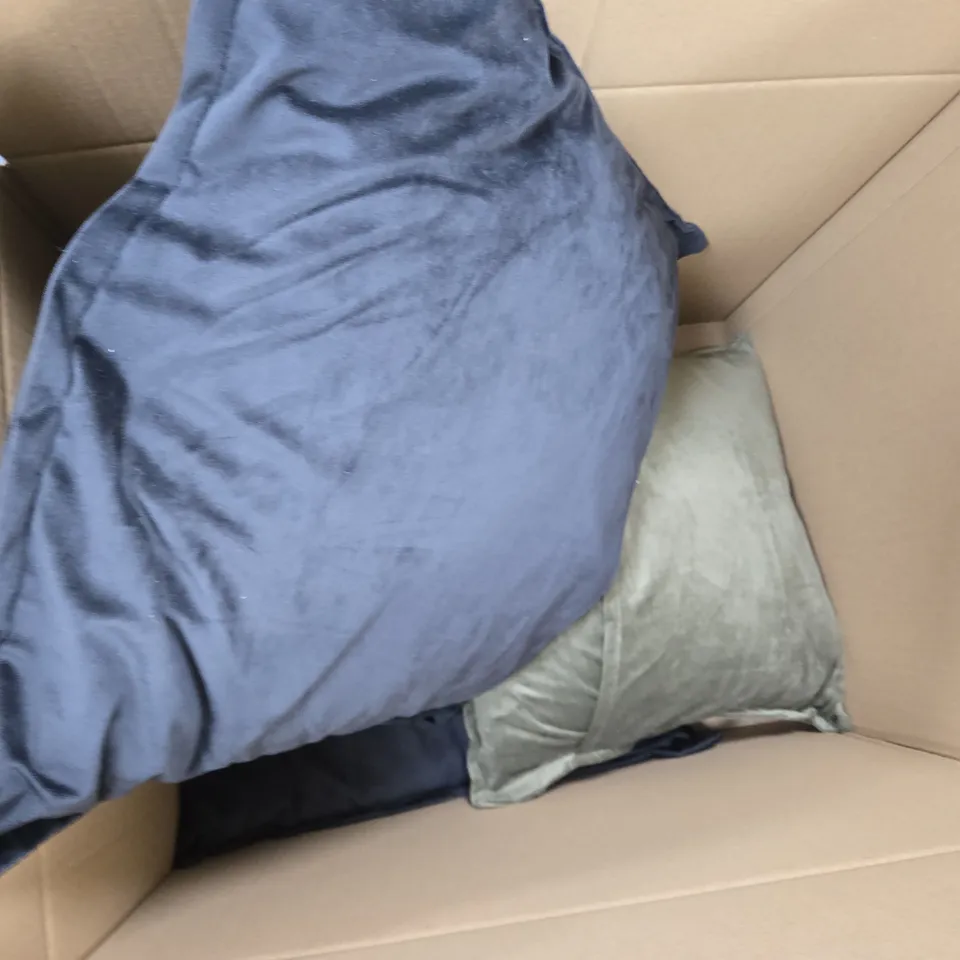 7 ASSORTED PILLOWS/CUSHIONS IN VARIOUS STYLES, COLOURS & SIZES