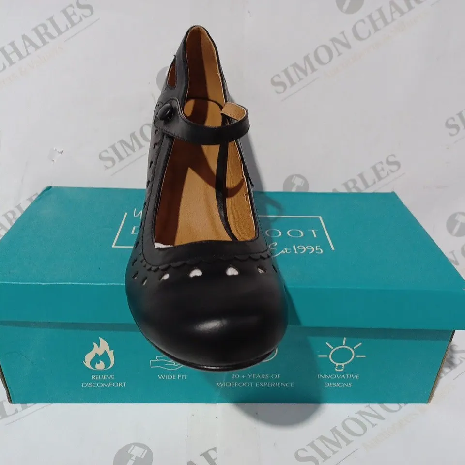 BOXED PAIR OF DR LIGHTFOOT CLOSED TOE LOW HEEL SHOE SIN BLACK UK SIZE 9