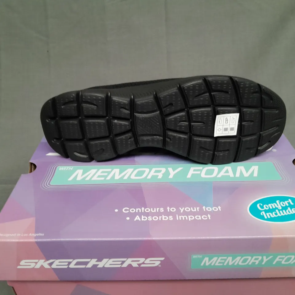 BOXED PAIR OF SKETCHERS MEMORY FOAM SUMMITS IN LBACK SIZE 9.5