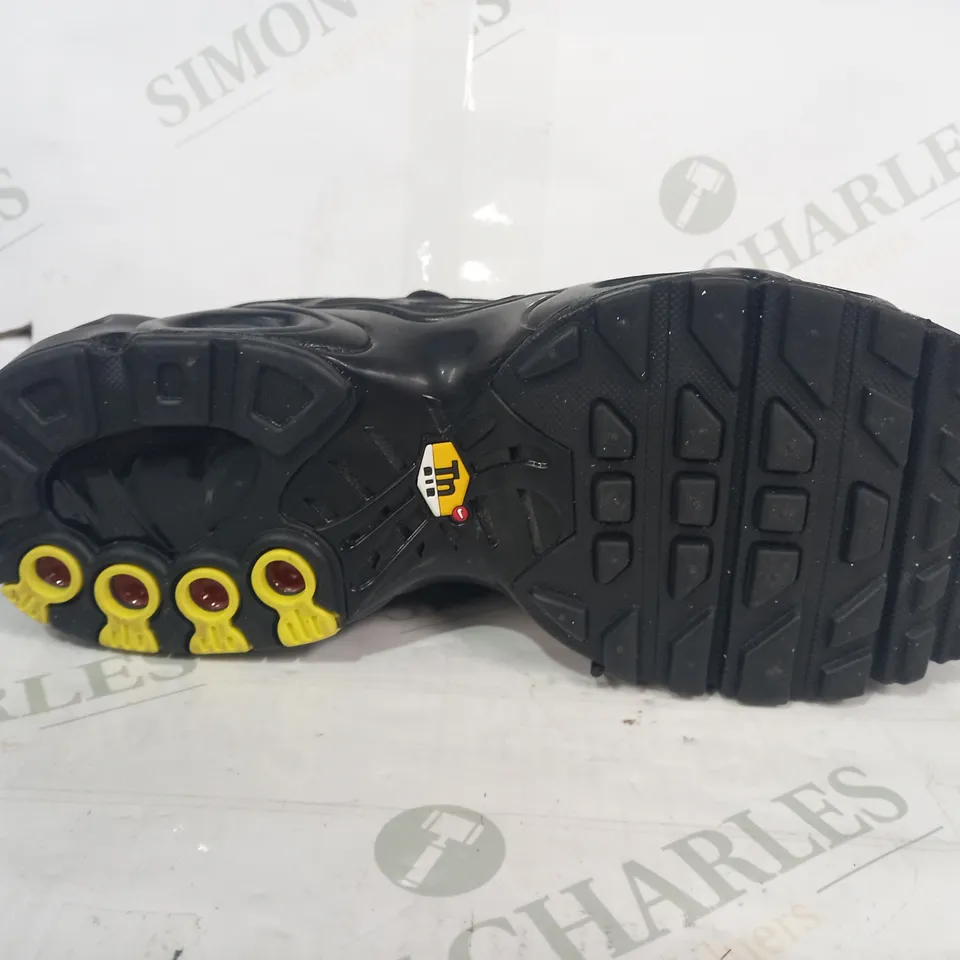 PAIR OF NIKE TRAINERS IN BLACK UK SIZE 6