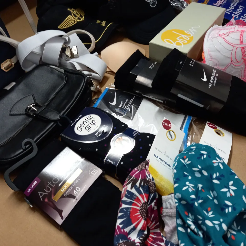 LOT OF APPROXIMATELY 30 ASSORTED CLOTHING ACCESSORIES TO INCLUDE HATS, BAGS AND THERMALS