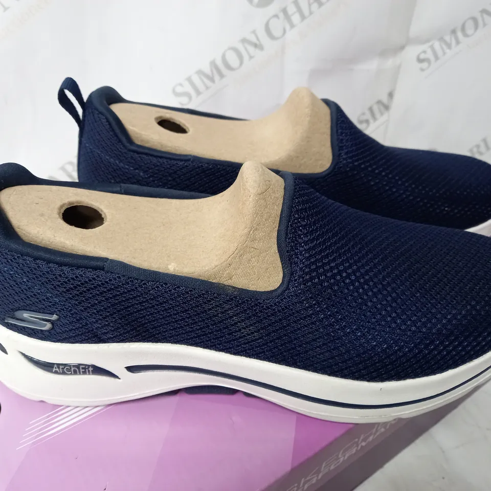  SKECHERS GO WALK 6, BLACK , UK SIZE 4.5