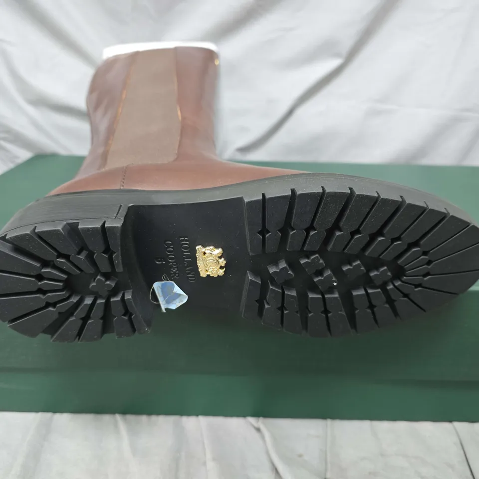 BOXED PAIR OF HOLLAND COOPER ASTORIA KNEE BOOTS IN CHOCOLATE - SIZE 5