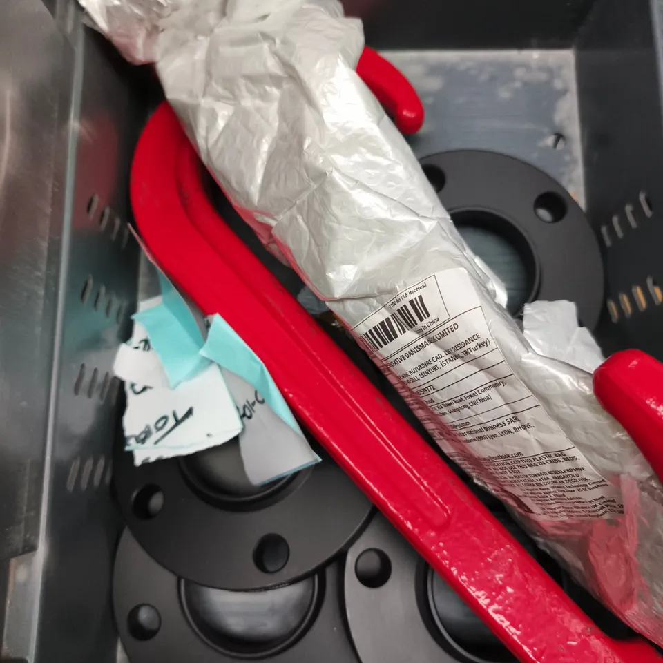 APPROXIMATELY 10 ASSORTED VEHICLE PARTS AND ACCESSORIES TO INCLUDE WASH & WAX, CONSERVER, GLASS CLEANER ETC - COLLECTION ONLY