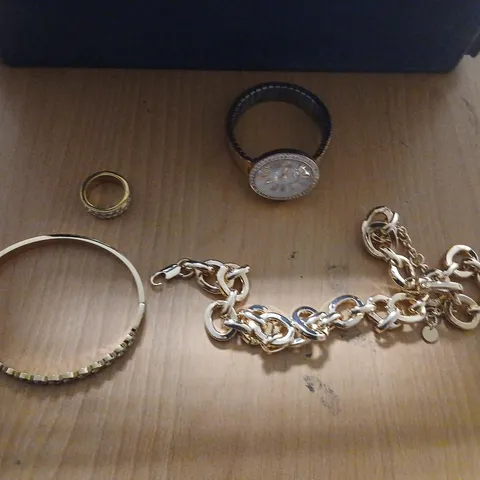 APPROXIMATELY 16 PIECES OF ASSORTED JEWELLERY