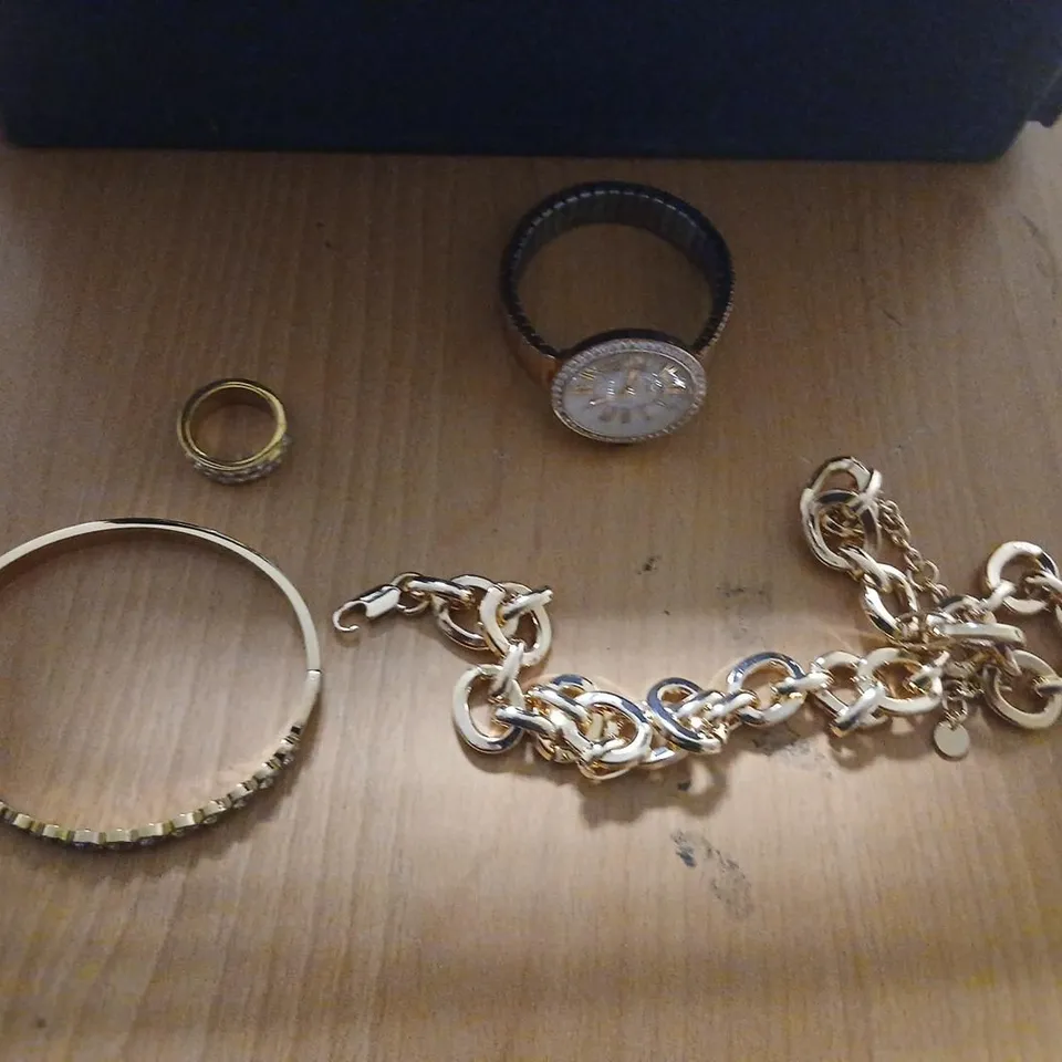APPROXIMATELY 16 PIECES OF ASSORTED JEWELLERY