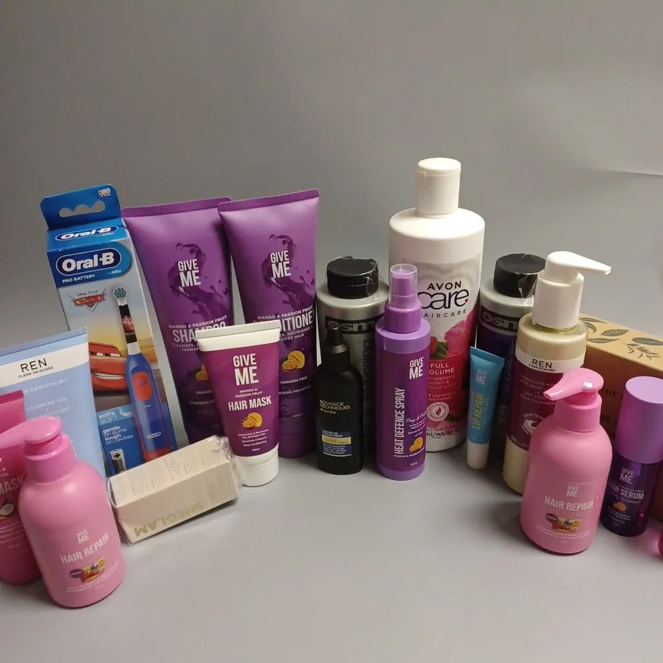 APPROXIMATELY 18 ASSORTED COSMETICS ITEMS TO INCLUDE REN MOROCCAN ROSE OTTO BODY LOTION (200ml), ORAL B PRO BATTERY TOOTHBRUSH, GIVE ME HAIR MASK (100ml), ETC