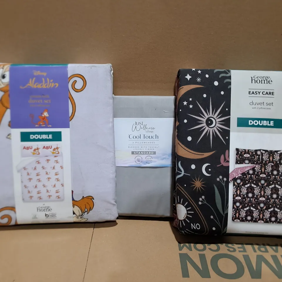 BOX OF APPROXIMATELY 12 ASSORTED BEDDING & SOFT FABRICS ITEMS TO INCLUDE - DUVET SET - PILLOW CASES ETC