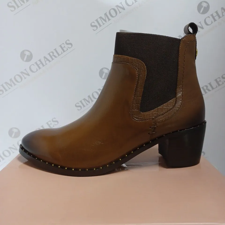 BOXED MODA IN PELLE WINETTE LEATHER BLOCK HEEL CHELSEA BOOTS, TAN - SIZE 9