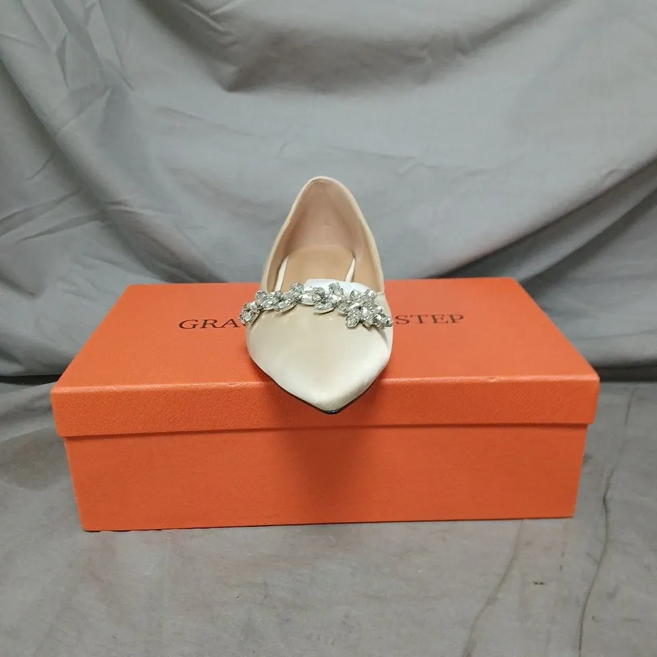 BOXED PAIR OF GRACE EVERY STEP COURT SHOES WITH JEWEL EFFECT DETAIL - CREAM - SIZE EU 35.5