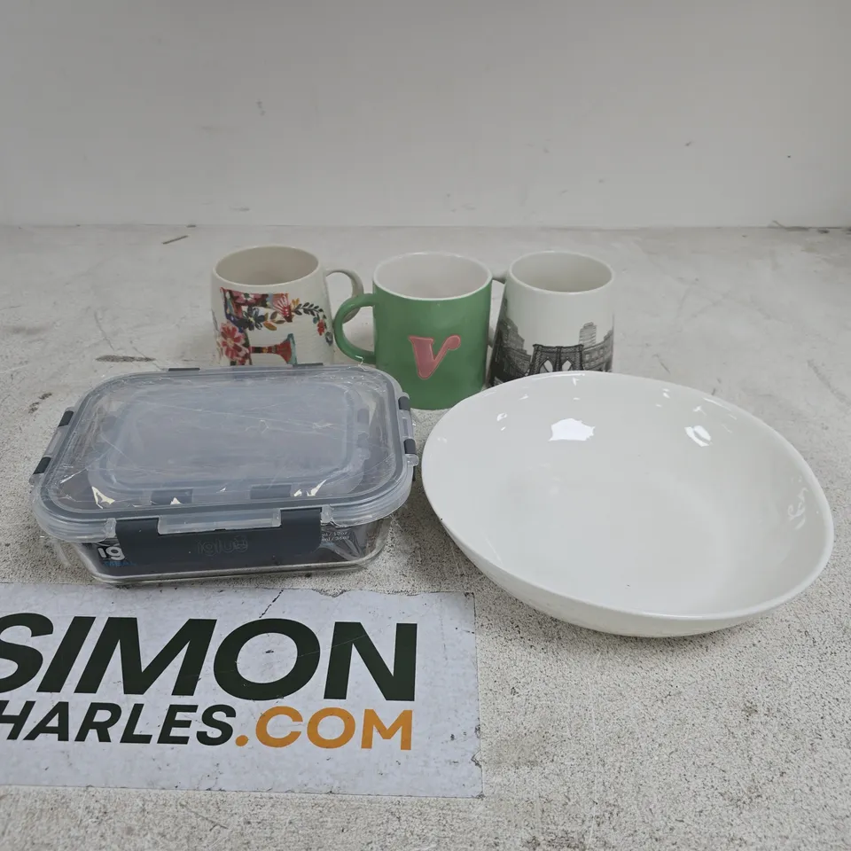 TOTE OF APPROXIMATELY 8 ASSORTED HOUSEHOLD ITEMS TO INCLUDE OLIVER BONAS CUP, MARKS AND SPENCER BOWL, IGLU OVEN SAFE FOOD CONTAINERS ETC