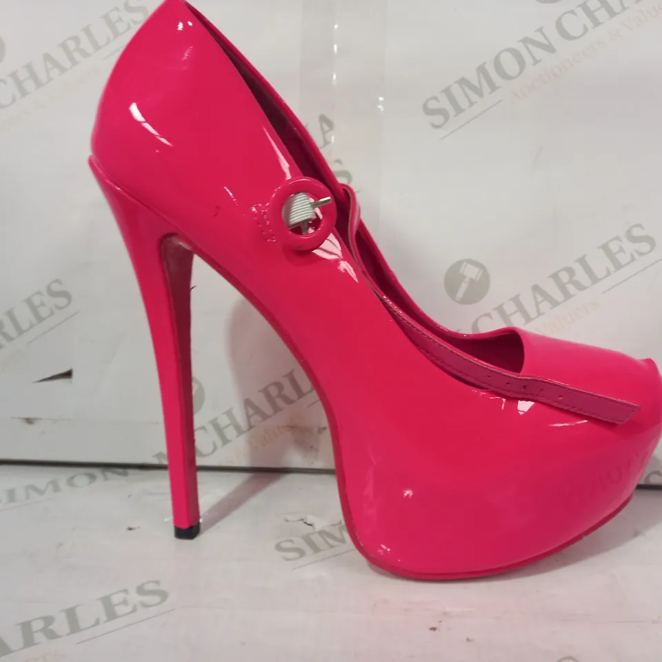 BOXED PAIR OF NOO SHOES CLOSED TOE PLATFORM STILETTO HEELS IN HOT PINK EU SIZE 45