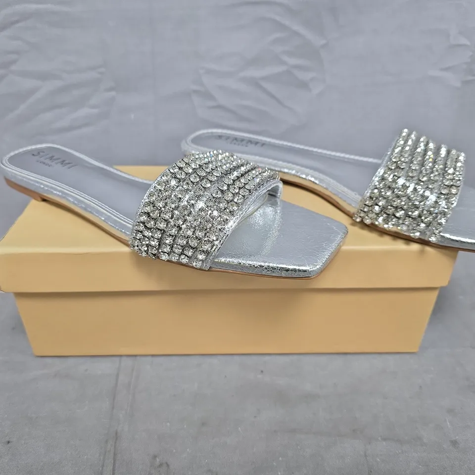 BOXED PAIR OF SIMMI LONDON OPEN TOE FLAT SANDALS IN METALLIC SILVER SIZE UK 5