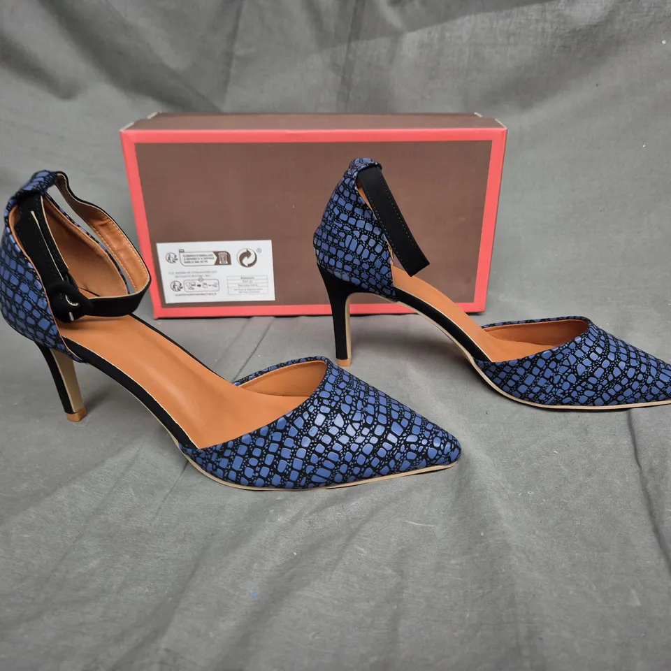 BOXED PAIR OF BLUE LIZARS POINTED HEELS SIZE 41