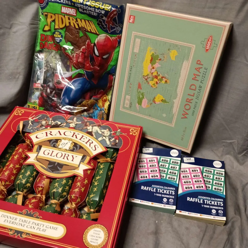 APPROXIMATELY 15 ASSORTED TOYS, GAMES, GIFTS AND NOVELTIES TO INCLUDE MARVEL SPIDERMAN SUPER GIFT ISSUE, WORLD MAP 1000 PIECE JIGSAW PUZZLE, RAFFLE TICKETS, ETC - COLLECTION ONLY