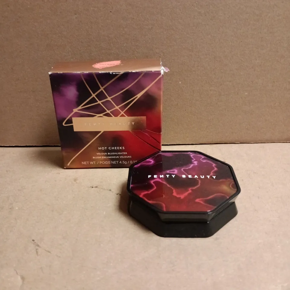 FENTY BEAUTY HOT CHEEKS VELOUR BLUSHLIGHTER – SHADE JUICY PEACH (4.5 G)