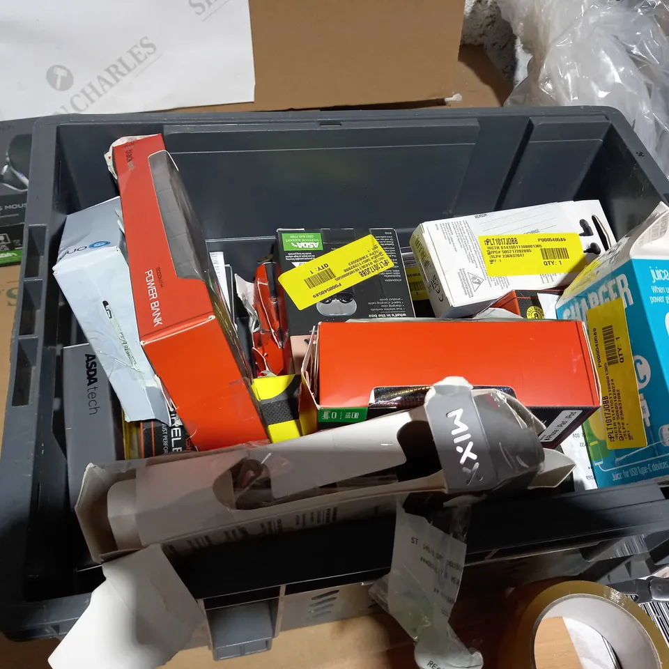 TOTE OF ASSORTED ITEMS TO INCLUDE A HDTV INDOOR AERIAL, A PERSONAL CD PLAYER AND A WIRELESS MOUSE