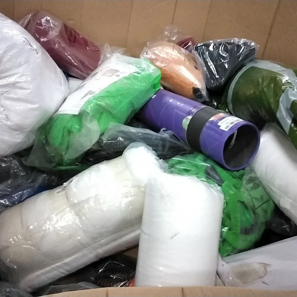 PALLET OF ASSORTED ITEMS INCLUDING ELVIROS MEMORY FOAM CERVICAL PILLOW, 100FT HOSE, PARKLAND MONSTER HOSE, MAGIC HOSE, GADA GARDEN HOSE, ONE BRAND HOSE