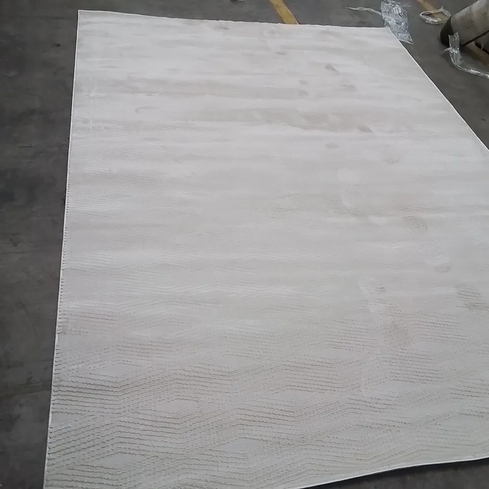 QUALITY DESIGNER AREA RUG APPROXIMATELY  290X200CM