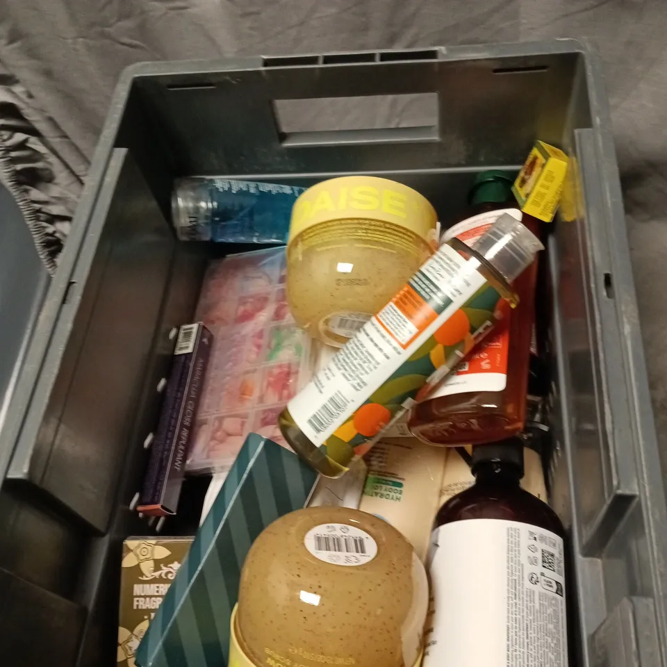 APPROXIMATELY 20 ASSORTED HEALTH AND BEAUTY ITEMS INCLUDING LANCOME ECLAT CLEANSING GEL, DAISE BODY SCRUB AND HAIR BURST SHAMPOO