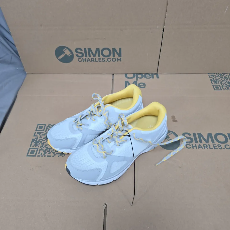 BOX OF APPROXIMATELY 14 ASSORTED ITEMS TO INCLUDE: VIONIC DRIFT TOKYO TRAINER UK 7
