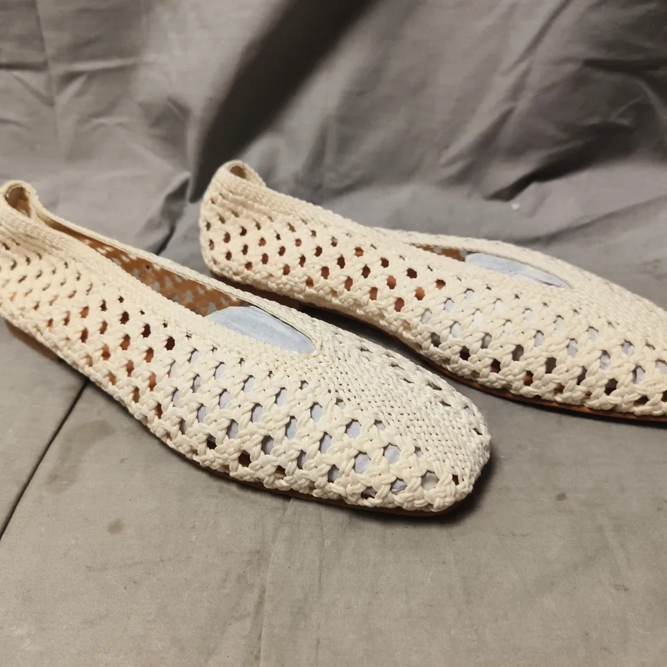 BOXED PAIR OF TOPSHOP SLIP-ON FLAT SHOES IN WHITE SIZE 9