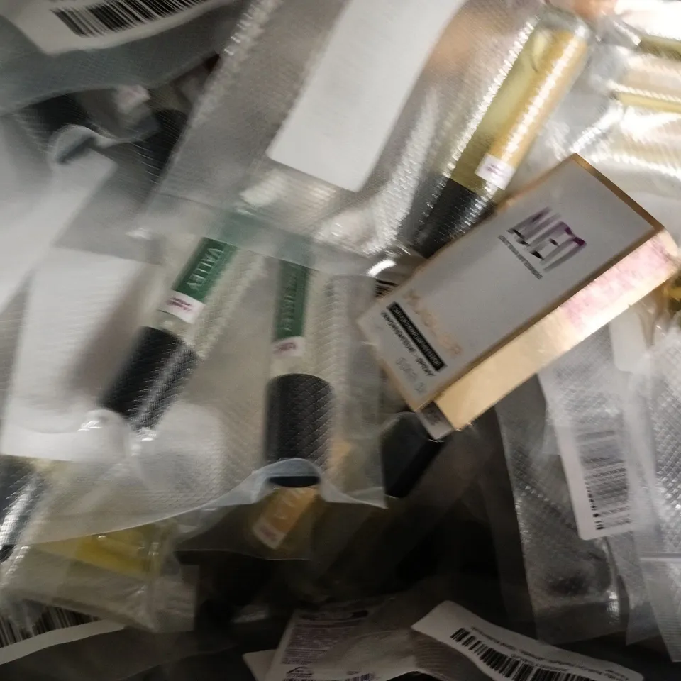 APPROXIMATELY 20 ASSORTED COSMETIC ITEMS TO INCLUDE NISH MAN, TED BAKER, ETC - COLLECTION ONLY