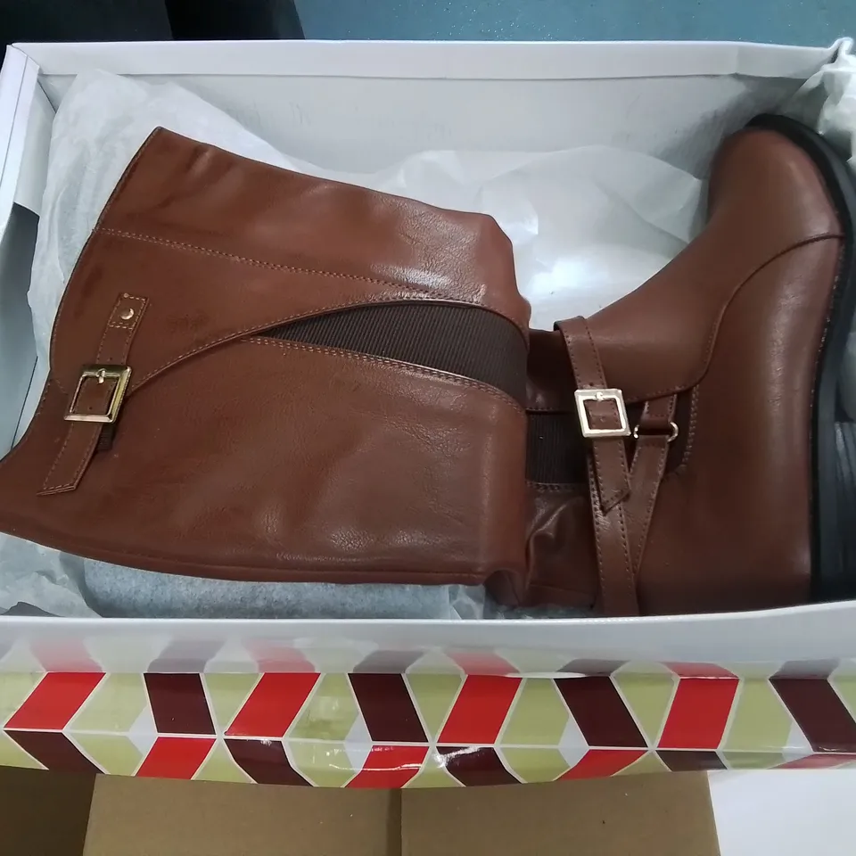 LOT OF 10 ASSORTED PAIRS OF SHOES TO INCLUDE CASANDRA AND CARROU - VARIOUS SIZES